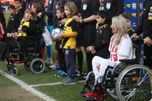 Συγκινητική στιγμή στο ΟΑΚΑ: Μυρτώ και Τόνια μαζί πριν το ΑΕΚ - Ολυμπιακός