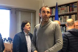 Με διαφορά/Ψηλός