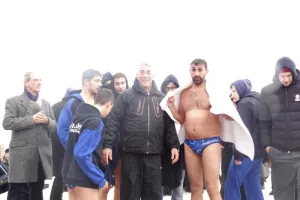 O προπονητής του Απόλλωνα έπιασε τον Σταυρό στην ιστορική Προκυμαία της Σμύρνης