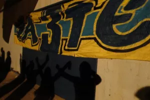 ΘΥΡΑ 3: "Ρωτήστε την ΟΥΕΦΑ για κάρτα οπαδού"