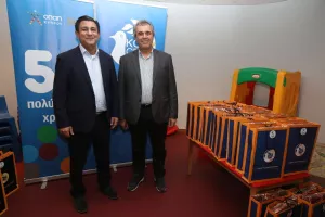 Μοίρασαν δώρα-αυτόγραφα στα παιδιά! (φώτος)