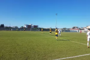 Mε το δεξί/ΑΕΛ Κ16