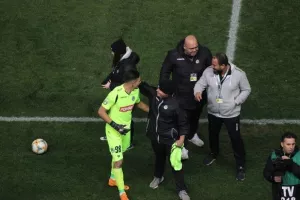 ΣΦΥΡΙΓΜΑ και... έπεσαν όλοι πάνω στο μικρό! (φώτος)