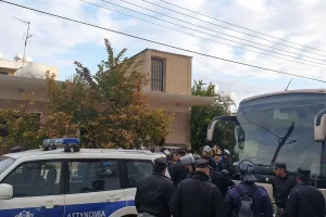 Οργανωμένοι στο "ΠΑΠ" για... ντόπες και αποδοκιμασίες (φώτος)