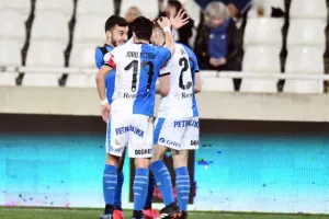 Δεύτερη νίκη και "γαλάζια" η πρόκριση... (φώτος)