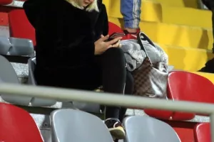 ΦΩΤΟΣ/17η αγωνιστική με... ομορφιές στις κερκίδες