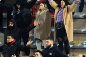 ΦΩΤΟΣ/17η αγωνιστική με... ομορφιές στις κερκίδες
