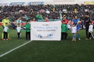 Όμορφες εικόνες/Συνόδευσαν τους παίκτες τα προσφυγόπουλα 