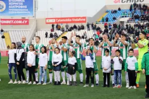 Όμορφες εικόνες/Συνόδευσαν τους παίκτες τα προσφυγόπουλα 