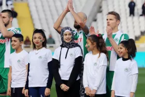 Όμορφες εικόνες/Συνόδευσαν τους παίκτες τα προσφυγόπουλα 