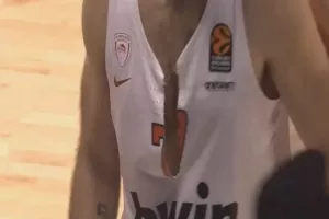 Ο Σπανούλης έσκισε τη φανέλα από τα νεύρα του