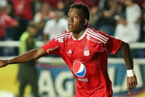 (Μεταγραφικό) ΚΟΝΤΑ σε Brayan Angulo