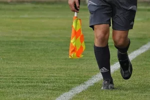 ΤΡΟΧΑΙΟ (όχι σοβαρό) και ΞΑΝΑ αλλαγή διαιτητή!