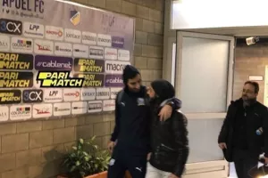 ΑΠΟΕΛ - Απόλλων: Έφυγαν μαζί αγκαλιασμένοι (φώτος)