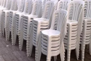 Πλαστική καρέκλα και άλλα... ωραία!