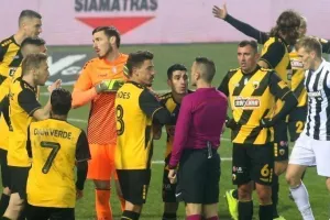 Η ΑΕΚ φωνάζει για επιθετικό φάουλ στον Βράνιες και για χέρι του Βαρέλα
