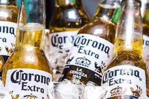 Δεν πίνουν Corona λόγω… κορονοϊού