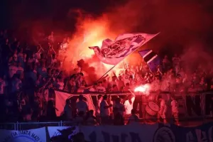 Δυτικά Προάστια/ "Ψηλά τα κεφάλια ρε, δεν χάθηκε τίποτα, προχωράμε ακάθεκτοι"