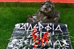 Θύρα 7/ Οι οργανωμένοι τίμησαν την μνήμη των 21 αδικοχαμένων 
