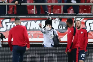 ΣΥΝΕΒΗ στο "Καραϊσκάκη"/Με μάσκα Σαββίδη και ψεύτικο όπλο πέταξε ρούβλια! (φώτος)