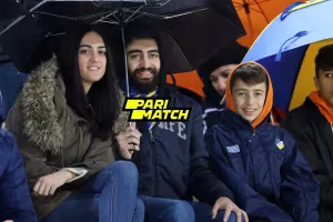 Με τις ομπρέλες... στο ντέρμπι (φώτος)