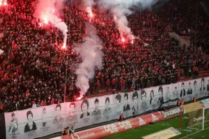 (ΒΙΝΤΕΟ) Συγκίνηση και δάκρυα στη μνήμη των θυμάτων της Θύρας 7