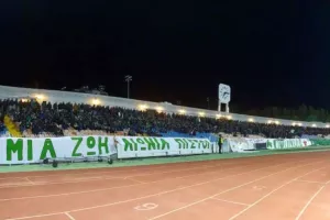 "Και να που το Μακάρειο φόρεσε ξανά γιορτινά/ Ο πράσινος λαός ζητά επίμονα το πρωτάθλημα"