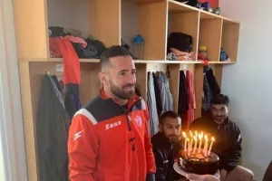 Έκπληξη με τούρτα και "ξύλο" για τα γενέθλια... (φώτος/βίντεο)