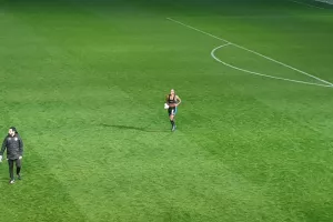 Η φανέλα στην εξέδρα (φώτος)