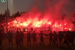 ΕΠΙΘΕΣΗ ΘΥΡΑΣ 9 στην Ομόνοια: "Παράνομοι είσαστε εσείς/Με φάρο τα λεφτά..."