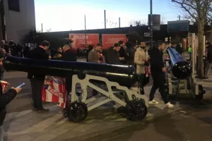 Ο κόσμος των «ερυθρόλευκων» έξω από το Emirates (φώτος)