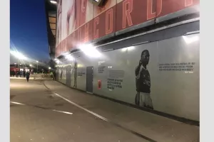 Ο κόσμος των «ερυθρόλευκων» έξω από το Emirates (φώτος)