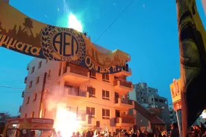 ΘΥΡΑ 3: "Φαρσοκωμωδία/Ο κόσμος αηδίασε, γύρισε την πλάτη"
