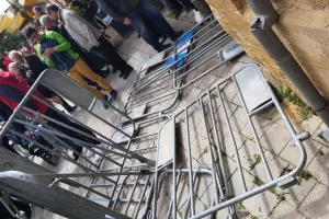 (ΦΩΤΟΣ/ΒΙΝΤΕΟ) Πολίτες άνοιξαν το οδόφραγμα της Λήδρας! 