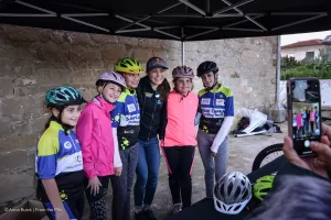 Η Παγκόσμια Πρωταθλήτρια Kate Courtney συναντήθηκε με μικρούς ποδηλάτες