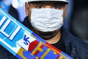 Στο γήπεδο με... μάσκες (Φώτος)