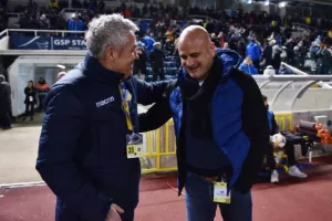(Κόρε/Τιμούρ) Χειραψία και χαμόγελα (φώτος)
