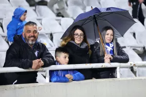 Με τις ομπρέλες... στο ντέρμπι (φώτος)