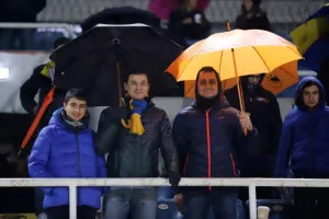 Με τις ομπρέλες... στο ντέρμπι (φώτος)