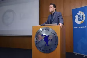 (ΦΩΤΟΣ kerkida) Η παρουσίαση του VAR στους Αθλ. Συντάκτες 