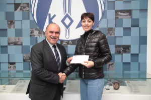 Επιβράβευσε τους πρωταθλητές – φοιτητές με το σχέδιο υποτροφιών