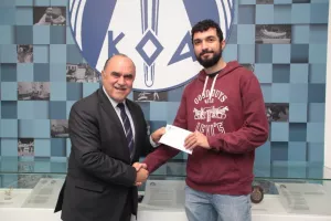 Επιβράβευσε τους πρωταθλητές – φοιτητές με το σχέδιο υποτροφιών