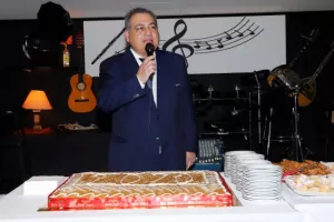 Γ' Κατηγορία: Κοπή βασιλόπιτας (φώτος)