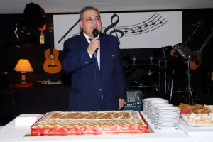 Γ' Κατηγορία: Κοπή βασιλόπιτας (φώτος)