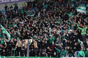 Λίγο πριν τη σέντρα..."Η μιση Κυπρος μαζι σου,ΑΙΩΝΙΑ 😀💚☘..επελλανα τελεια!"