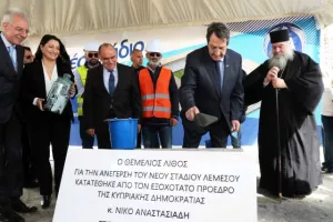 (ΦΩΤΟΣ/ΒΙΝΤΕΟ) Κατέθεσε τον θεμέλιο λίθο ο ΠτΔ