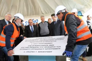 (ΦΩΤΟΣ/ΒΙΝΤΕΟ) Κατέθεσε τον θεμέλιο λίθο ο ΠτΔ