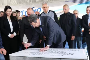 (ΦΩΤΟΣ/ΒΙΝΤΕΟ) Κατέθεσε τον θεμέλιο λίθο ο ΠτΔ