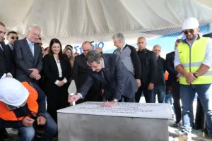 (ΦΩΤΟΣ/ΒΙΝΤΕΟ) Κατέθεσε τον θεμέλιο λίθο ο ΠτΔ