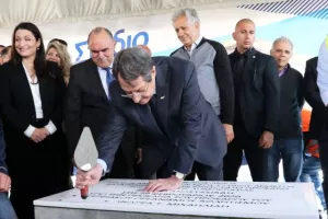 (ΦΩΤΟΣ/ΒΙΝΤΕΟ) Κατέθεσε τον θεμέλιο λίθο ο ΠτΔ